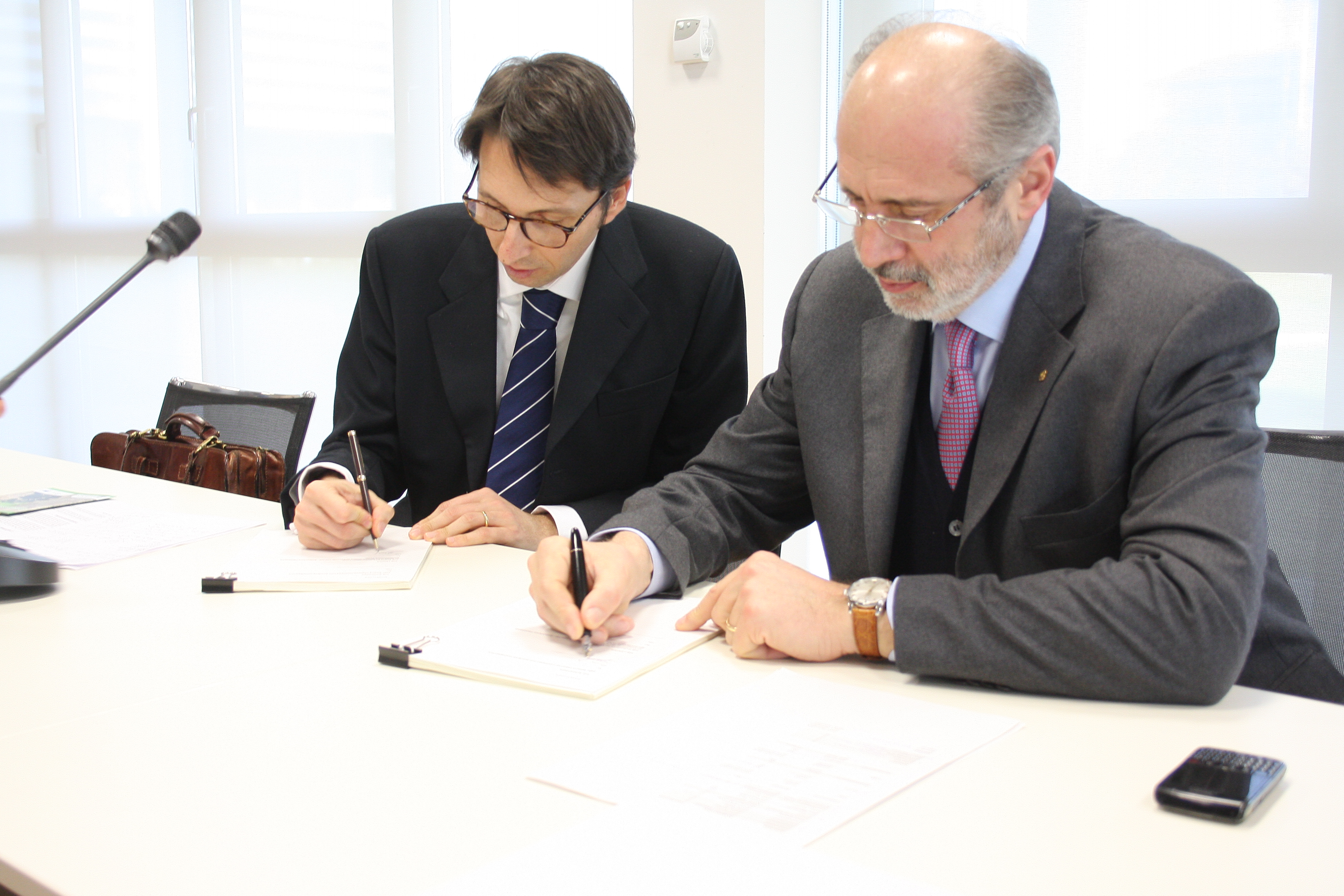 R.Aguglia (left) & G.Magagni signing the EPMF agreement